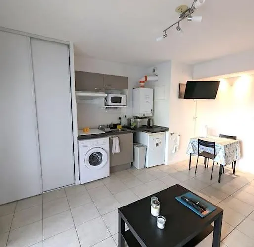 Maubec Yourhosthelper Lägenhet *